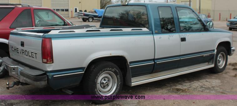 image for item H3641 1992 Chevrolet Silverado 1500 Extended Cab pickup truck