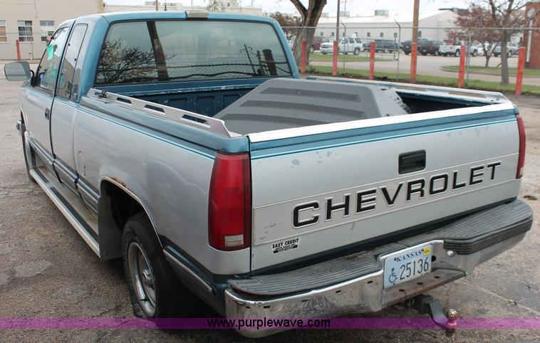 image for item H3641 1992 Chevrolet Silverado 1500 Extended Cab pickup truck