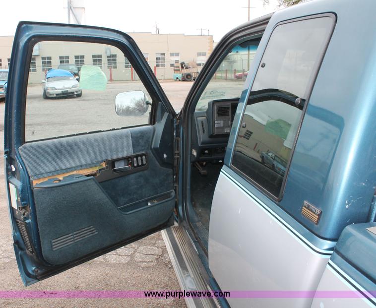 image for item H3641 1992 Chevrolet Silverado 1500 Extended Cab pickup truck