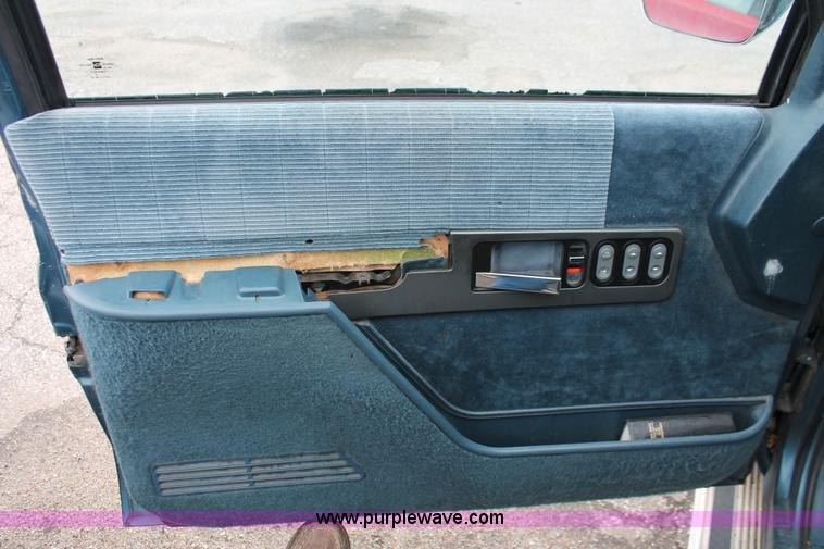 image for item H3641 1992 Chevrolet Silverado 1500 Extended Cab pickup truck