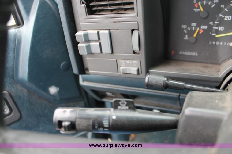 image for item H3641 1992 Chevrolet Silverado 1500 Extended Cab pickup truck