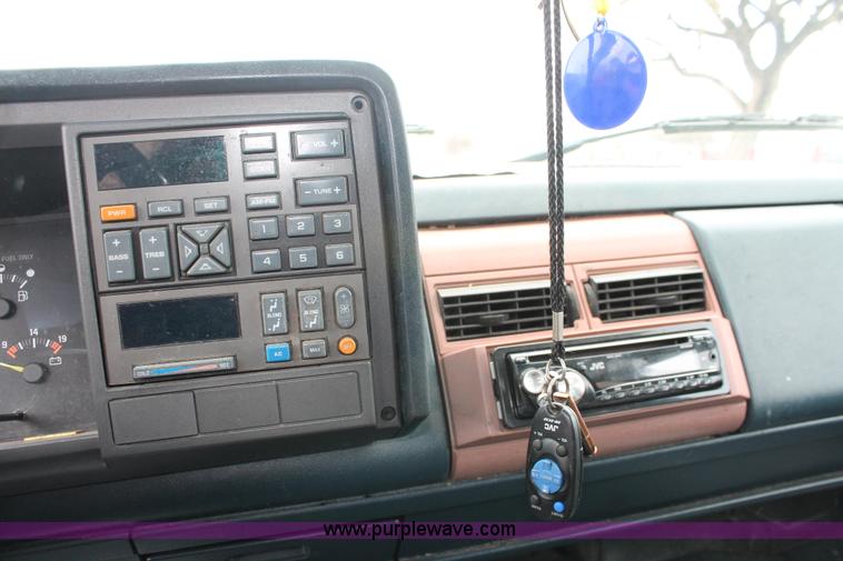 image for item H3641 1992 Chevrolet Silverado 1500 Extended Cab pickup truck