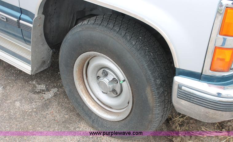 image for item H3641 1992 Chevrolet Silverado 1500 Extended Cab pickup truck