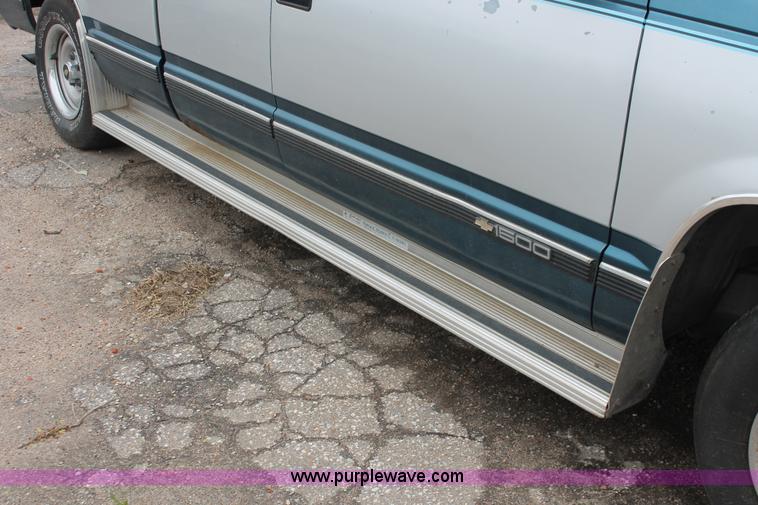 image for item H3641 1992 Chevrolet Silverado 1500 Extended Cab pickup truck