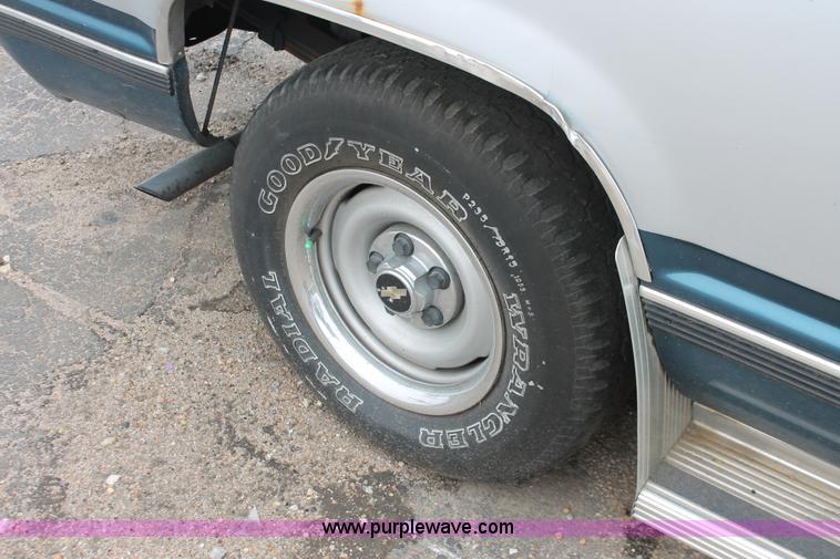 image for item H3641 1992 Chevrolet Silverado 1500 Extended Cab pickup truck