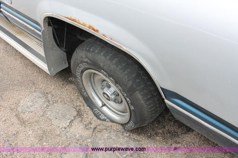 image for item H3641 1992 Chevrolet Silverado 1500 Extended Cab pickup truck