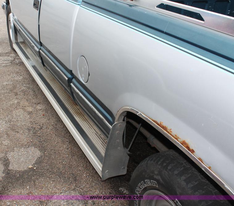 image for item H3641 1992 Chevrolet Silverado 1500 Extended Cab pickup truck