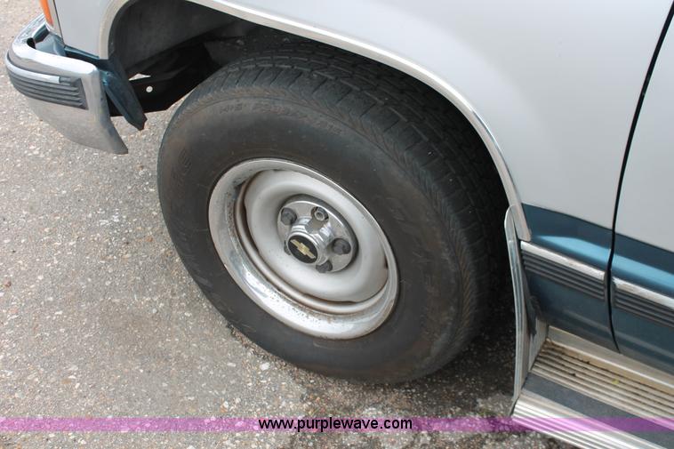 image for item H3641 1992 Chevrolet Silverado 1500 Extended Cab pickup truck