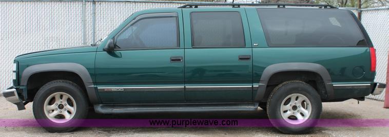 image for item H3648 1998 GMC Suburban 1500 SUV