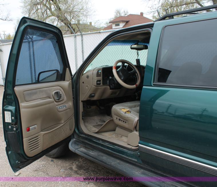 image for item H3648 1998 GMC Suburban 1500 SUV