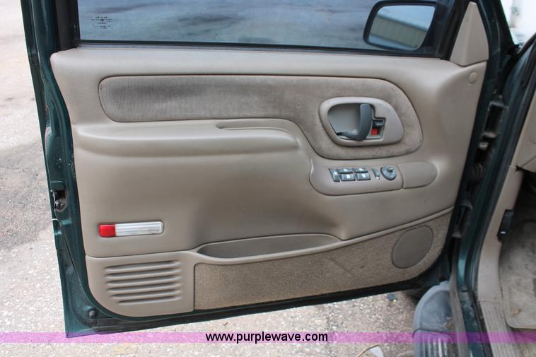 image for item H3648 1998 GMC Suburban 1500 SUV