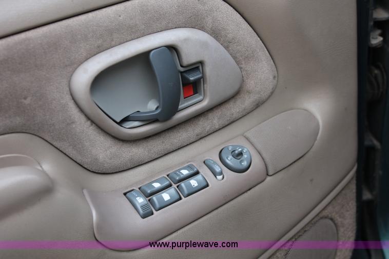 image for item H3648 1998 GMC Suburban 1500 SUV