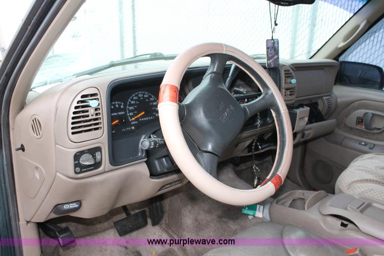 image for item H3648 1998 GMC Suburban 1500 SUV