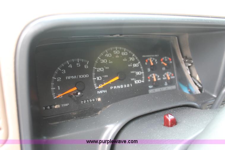 image for item H3648 1998 GMC Suburban 1500 SUV