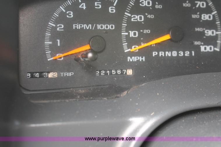 image for item H3648 1998 GMC Suburban 1500 SUV