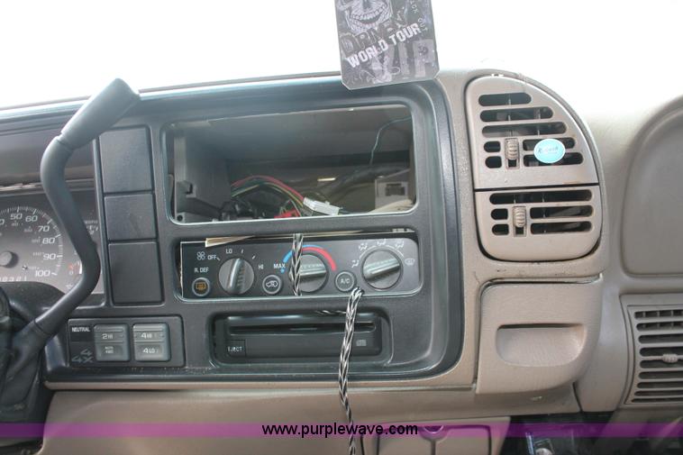 image for item H3648 1998 GMC Suburban 1500 SUV