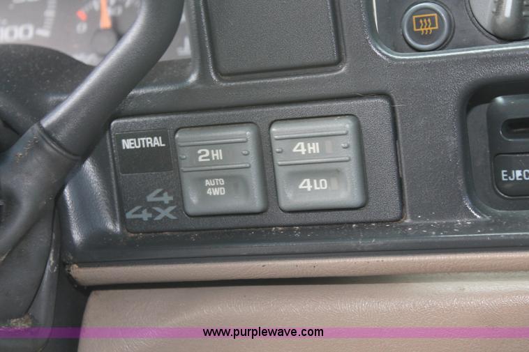 image for item H3648 1998 GMC Suburban 1500 SUV