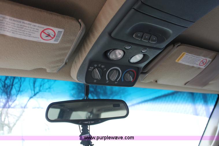 image for item H3648 1998 GMC Suburban 1500 SUV