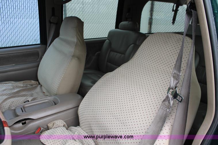 image for item H3648 1998 GMC Suburban 1500 SUV