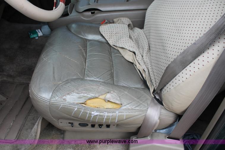 image for item H3648 1998 GMC Suburban 1500 SUV