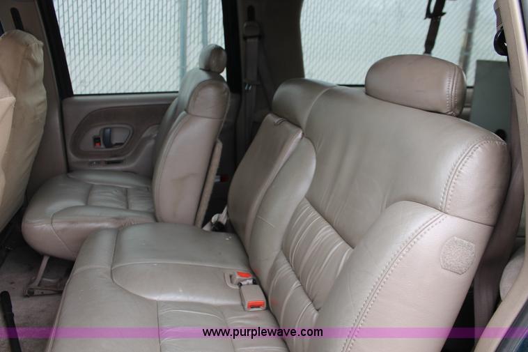 image for item H3648 1998 GMC Suburban 1500 SUV