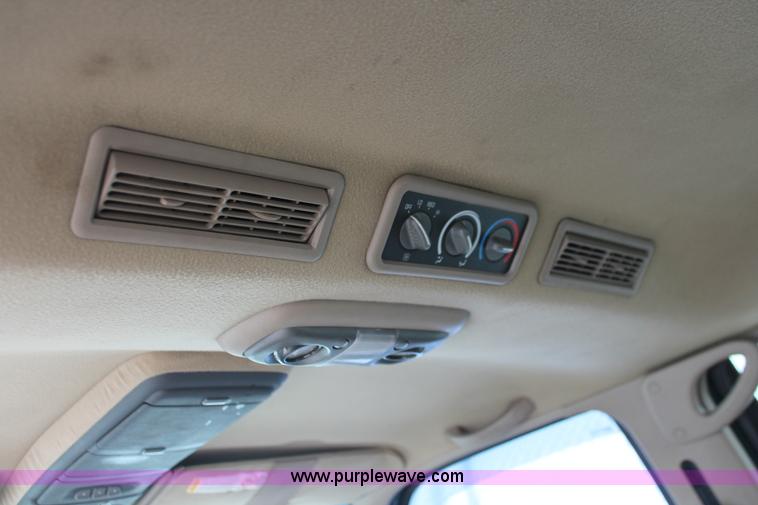 image for item H3648 1998 GMC Suburban 1500 SUV