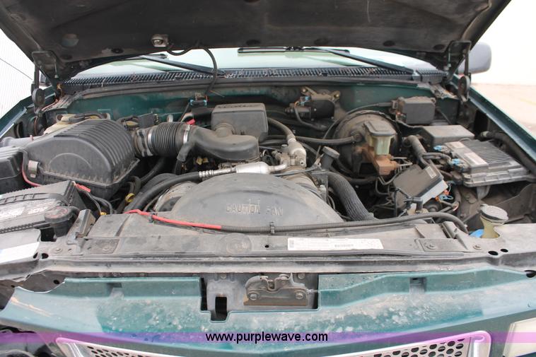 image for item H3648 1998 GMC Suburban 1500 SUV