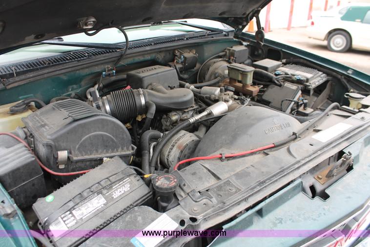 image for item H3648 1998 GMC Suburban 1500 SUV