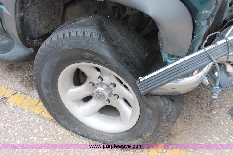 image for item H3648 1998 GMC Suburban 1500 SUV