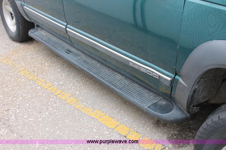 image for item H3648 1998 GMC Suburban 1500 SUV
