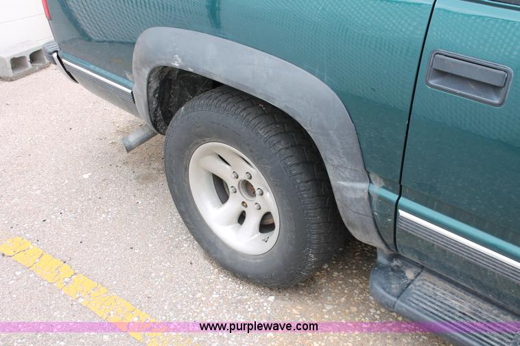 image for item H3648 1998 GMC Suburban 1500 SUV