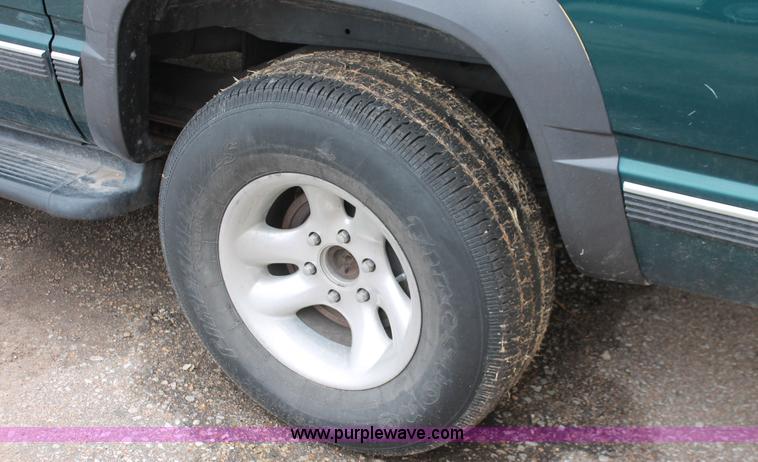 image for item H3648 1998 GMC Suburban 1500 SUV