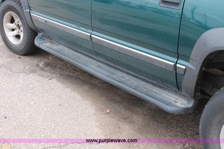 image for item H3648 1998 GMC Suburban 1500 SUV