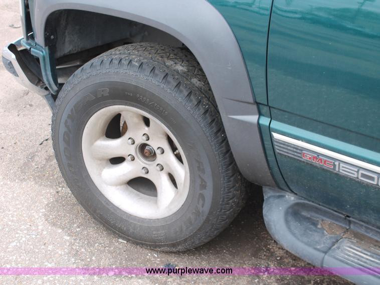 image for item H3648 1998 GMC Suburban 1500 SUV