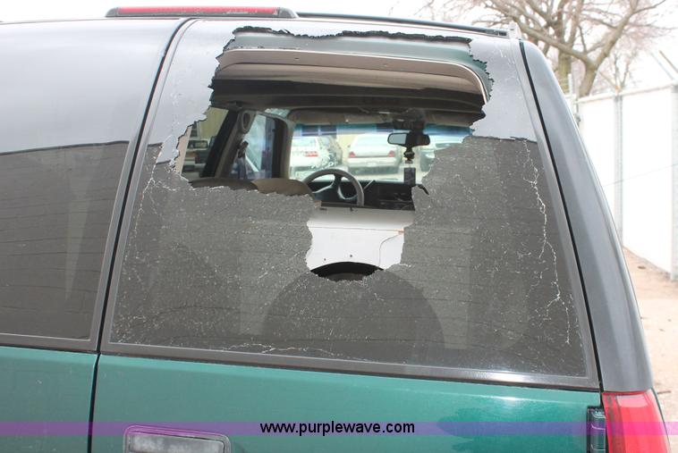 image for item H3648 1998 GMC Suburban 1500 SUV