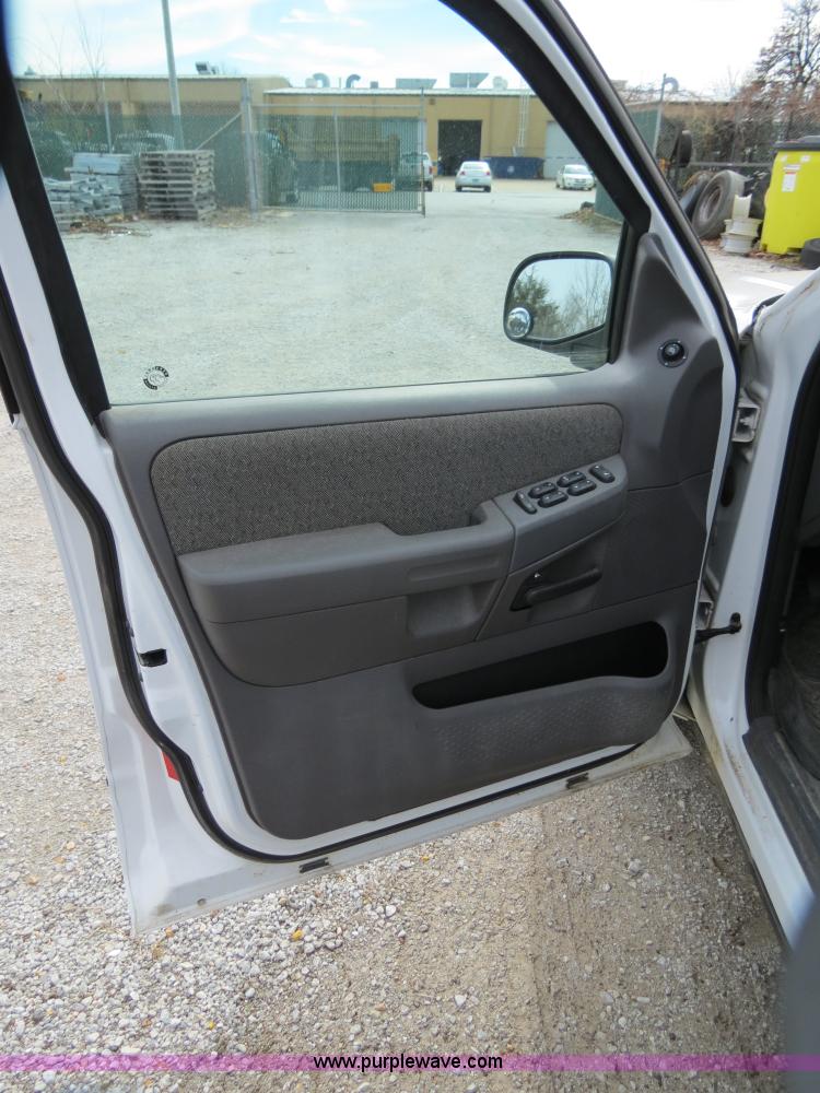 image for item B4616 2004 Ford Explorer XLS SUV