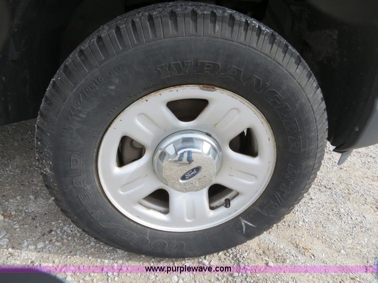 image for item B4616 2004 Ford Explorer XLS SUV