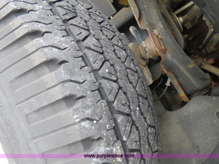 image for item B4616 2004 Ford Explorer XLS SUV