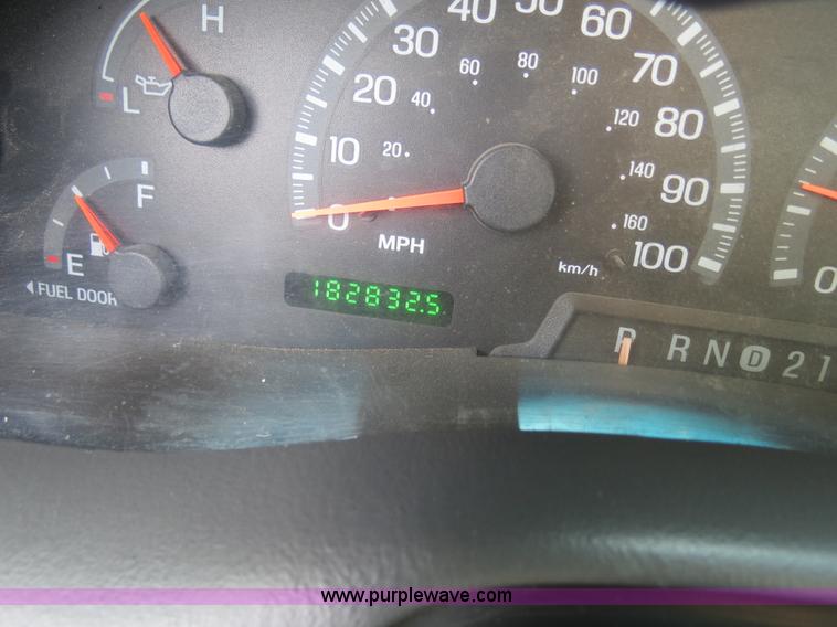 image for item B4621 2000 Ford F150 pickup truck