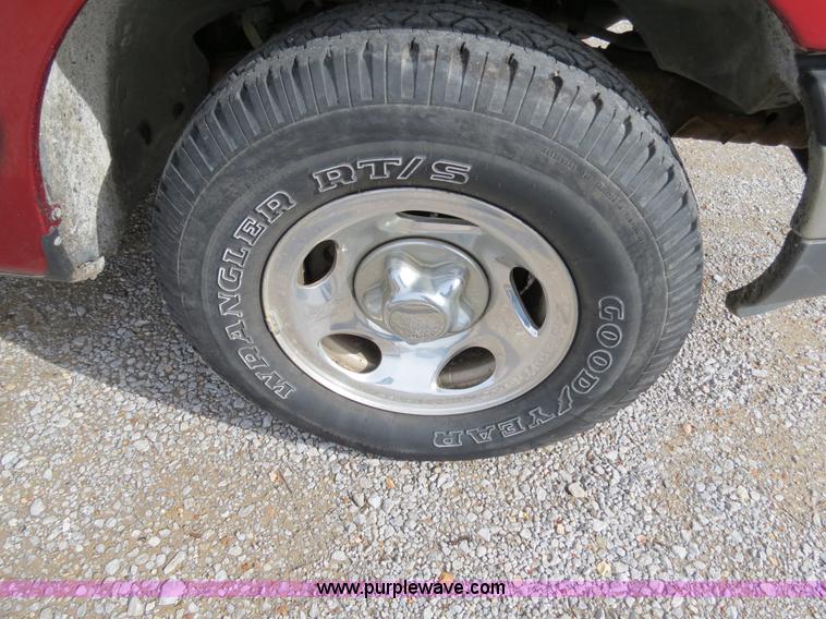 image for item B4621 2000 Ford F150 pickup truck