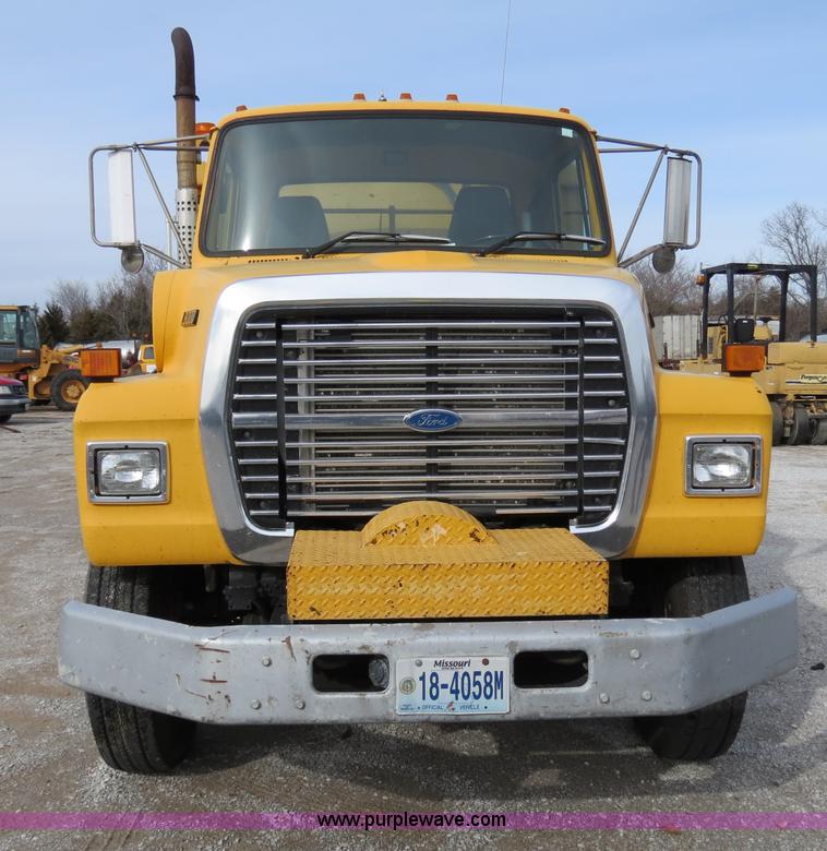 image for item B4628 1995 Ford 8000 nurse truck