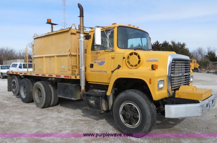 image for item B4628 1995 Ford 8000 nurse truck