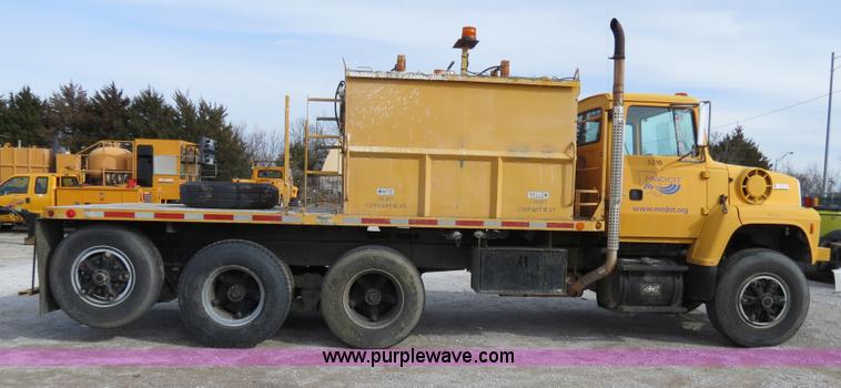 image for item B4628 1995 Ford 8000 nurse truck