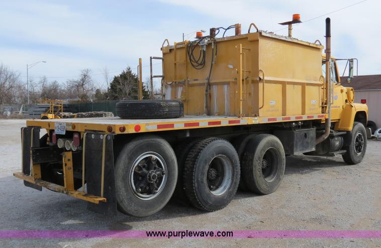 image for item B4628 1995 Ford 8000 nurse truck