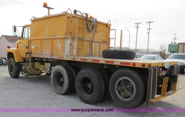 image for item B4628 1995 Ford 8000 nurse truck