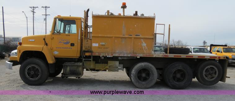 image for item B4628 1995 Ford 8000 nurse truck