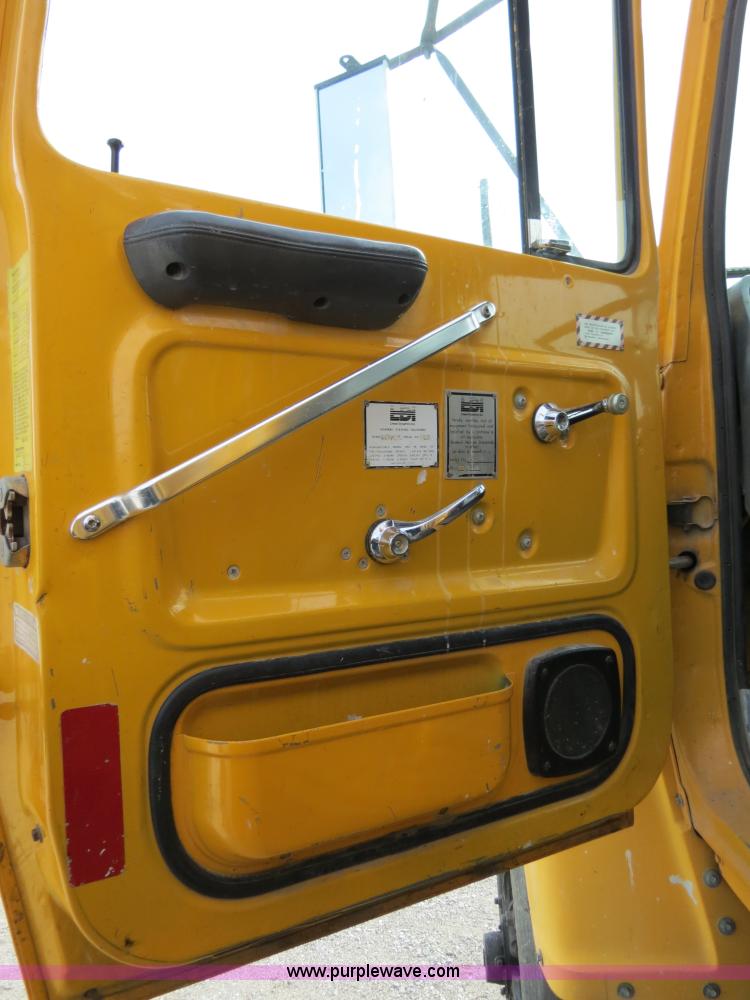 image for item B4628 1995 Ford 8000 nurse truck