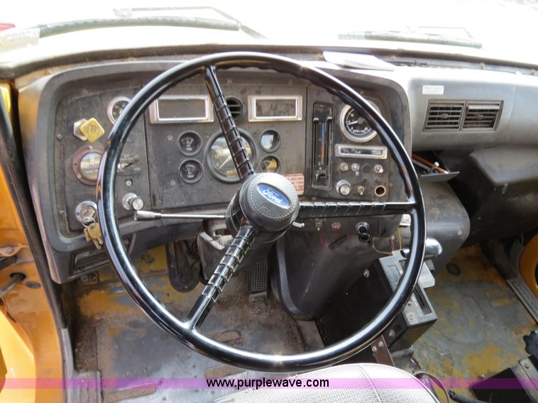 image for item B4628 1995 Ford 8000 nurse truck