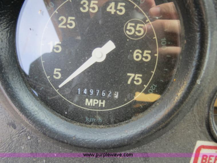 image for item B4628 1995 Ford 8000 nurse truck