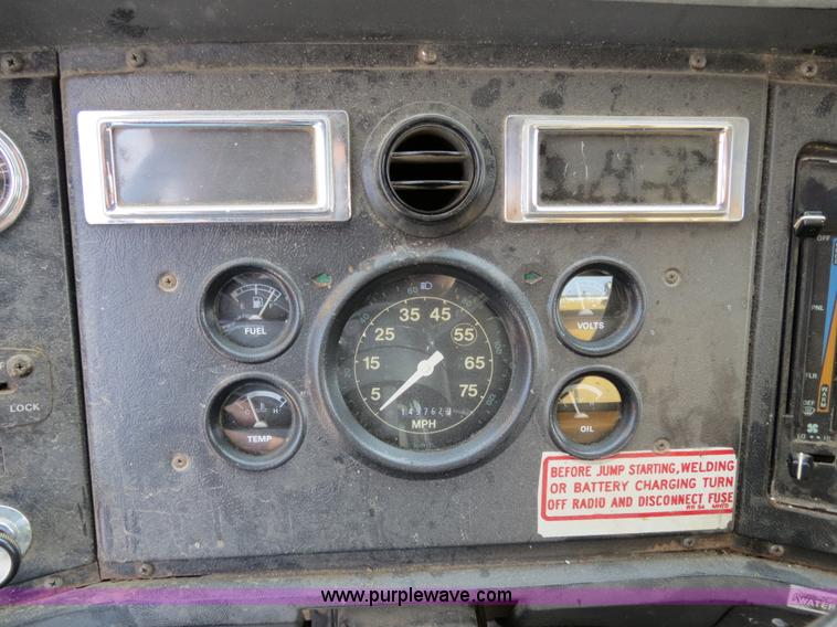 image for item B4628 1995 Ford 8000 nurse truck